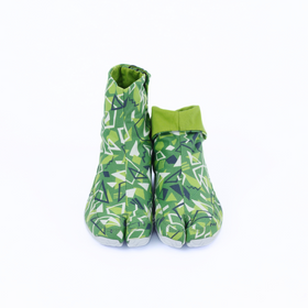 Front view of green Tabi Shoes " DISCO "