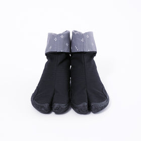 Front view of black Tabi Shoes "SAIBU"