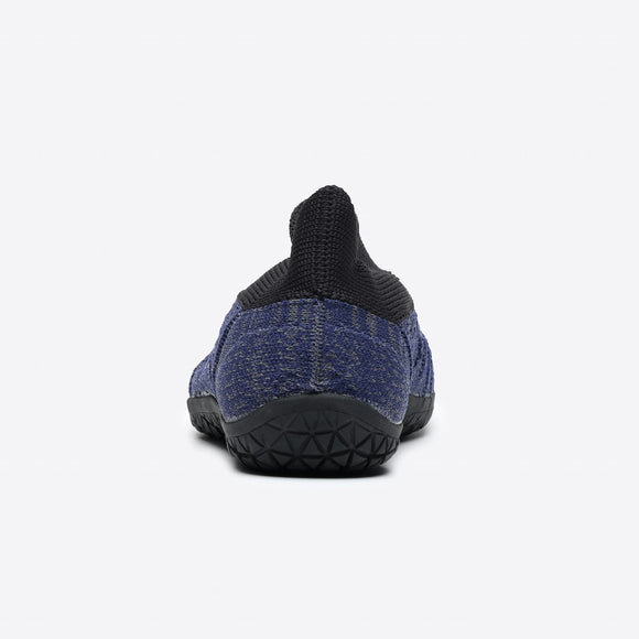 Back view of zebra navy Tabi Shoes " hitoe+ "