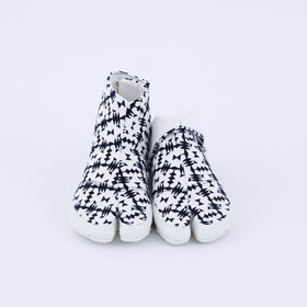Front view of black Tabi Shoes " TIGRE "
