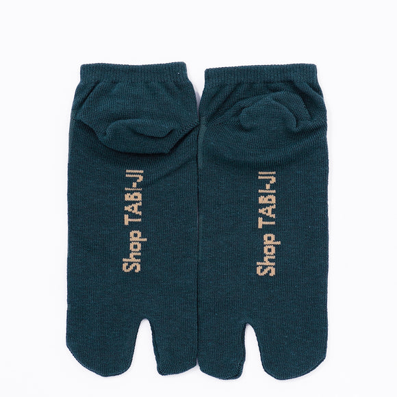Back view of short green Tabi Socks " Shika Nozoku "