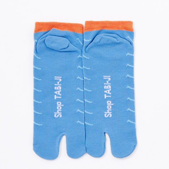 Back view of short light blue Tabi Socks " Shirasu "