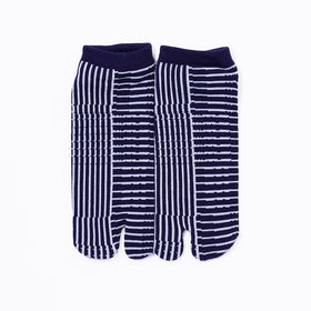 Front view of short navy Tabi Socks "Hyoshigi"