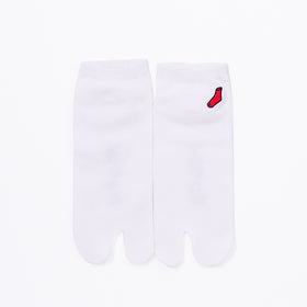 Front view of short white Tabi Socks "TABI-JI"