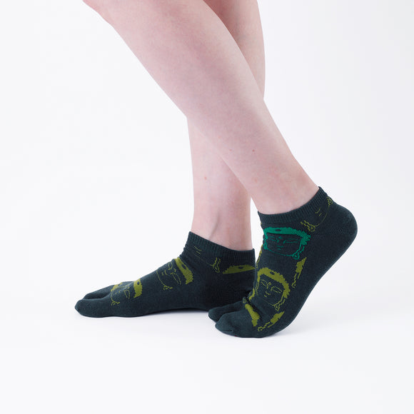 Person wearing short green Tabi Socks " Kamakura Daibutsu ", right side view