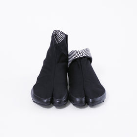 Front view of black Tabi Shoes "SASHIKOⅡ"