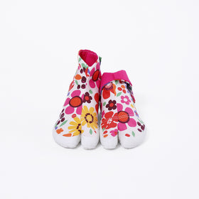 Front view of pink Tabi Shoes "KIDS SUN GARDEN"